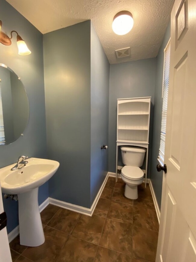 Foto del edificio - 3 bedroom 2.5 bathroom Nashboro Village To...