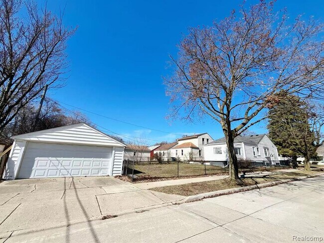 Building Photo - 3303 Chester Rd