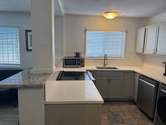 Foto del edificio - Two Bedroom In University Heights Coming S...