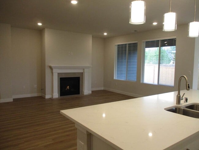 Building Photo - Lovely 3 bedroom 2.5 bathroom Rambler in M...
