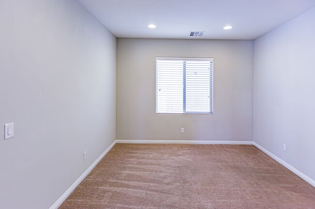 Building Photo - Beautiful Home in a Gated Community