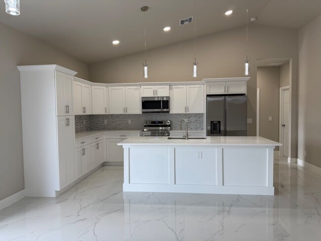 Foto del edificio - 395 Chalet Ave S