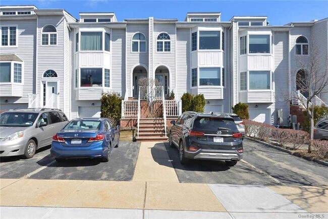 Building Photo - 241 Oak Park Dr
