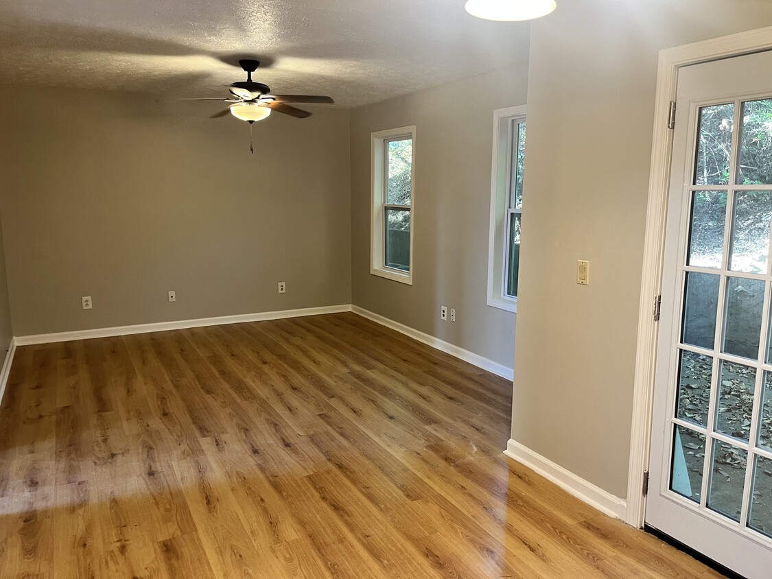 Living room - 134 Newtown Rd NE