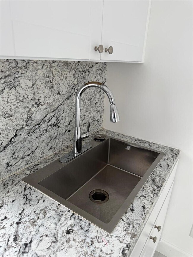 Building Photo - 730 Curtiss Dr