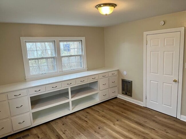 Building Photo - Beautiful 3 Bedroom Home w/yard!