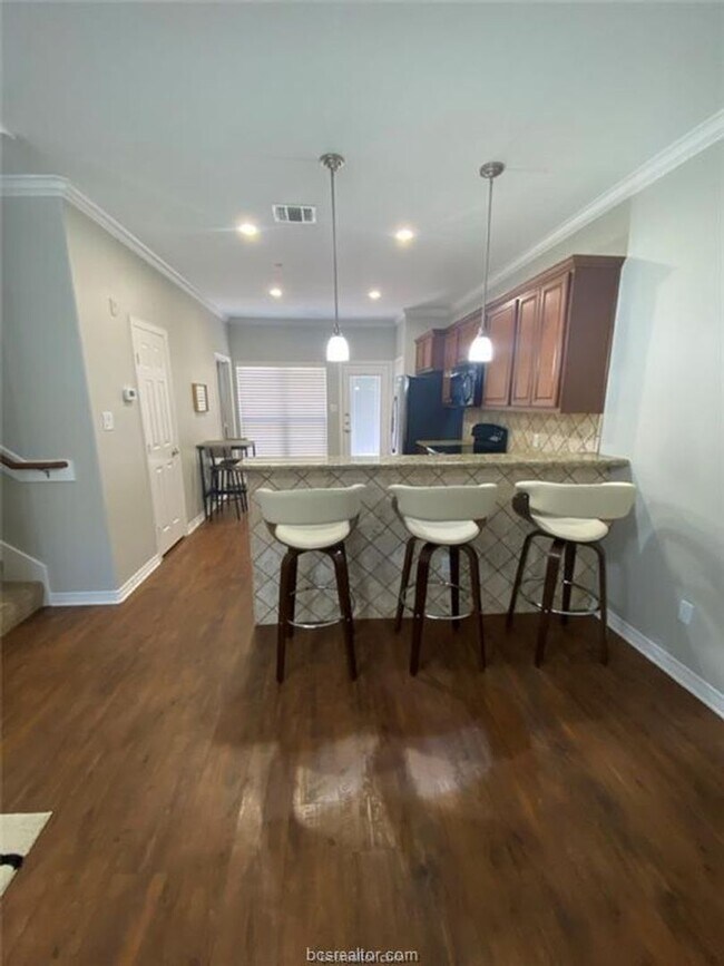 Building Photo - 4 Bedroom Lakeridge - Available May 2025!