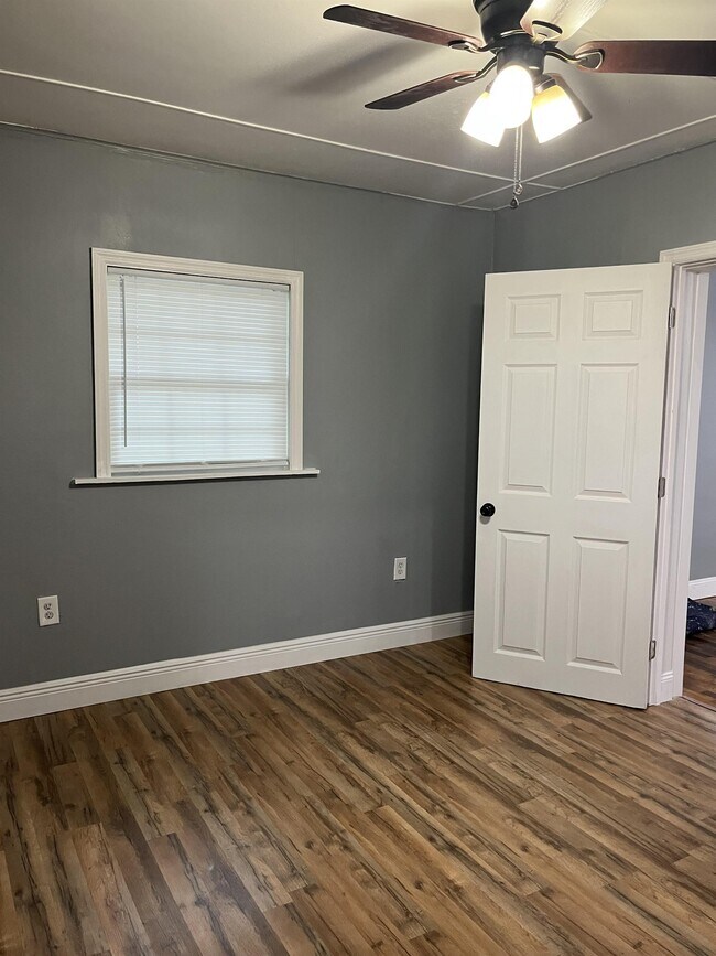 Foto del edificio - 1412 E Voorhis Ave