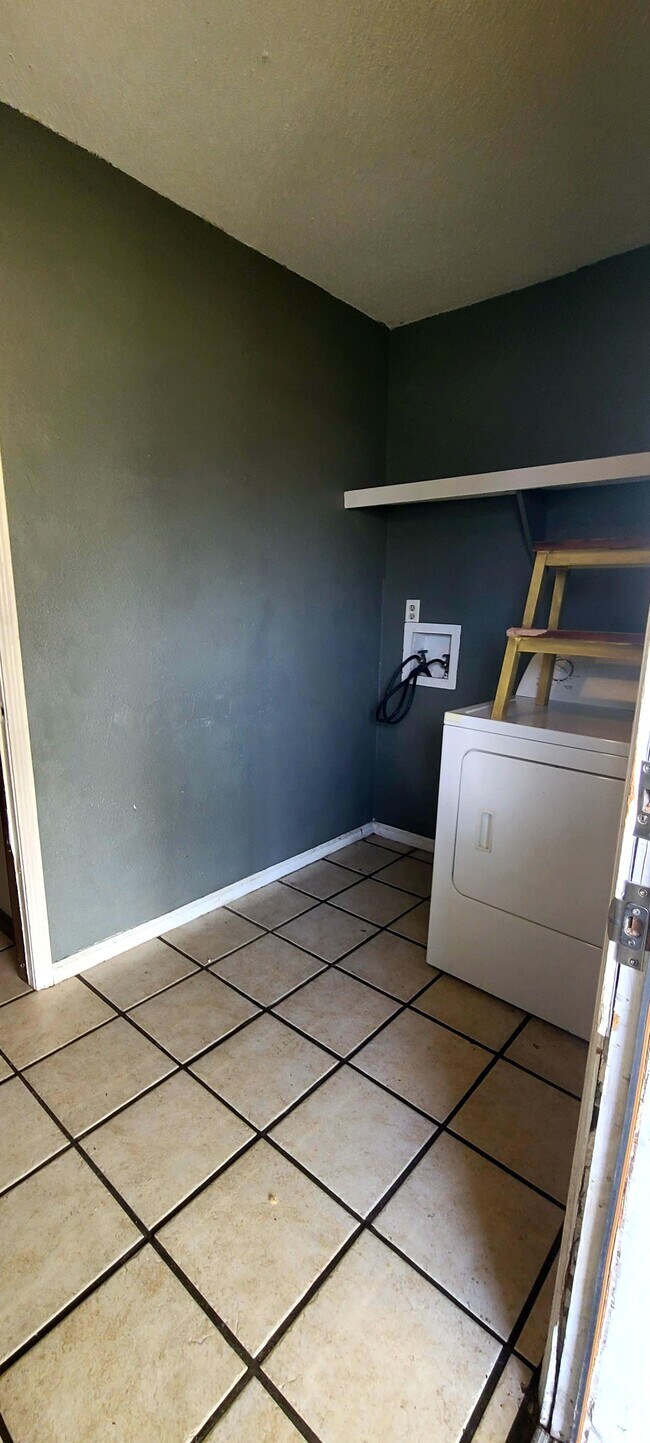 Laundry Room - 2523 Miller Ave