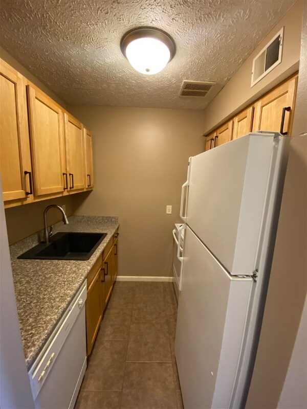 2020 J St Unit 3, Lincoln, NE 68510 Room for Rent in Lincoln, NE