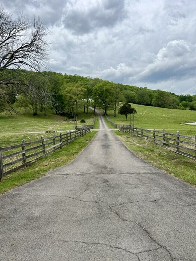 Building Photo - 4 Bed, 3 bath Countryside Retreat on 140 A...