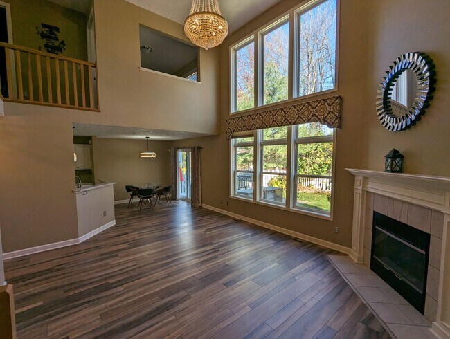 Foto del edificio - Luxurious 4 Bed, 2.5 Bath Home in Pin Oak Preserve, Avon