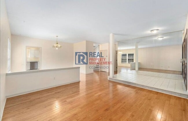 Foto del edificio - 10010 Irving St