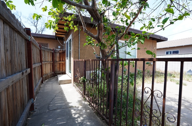 Photo - 1405 N Riverside Ave Apartment