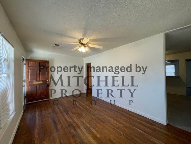 Building Photo - Spacious 2 bedroom 2 living areas 1 bath with a garage!