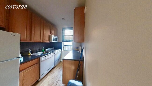 Building Photo - 28 Sickles St