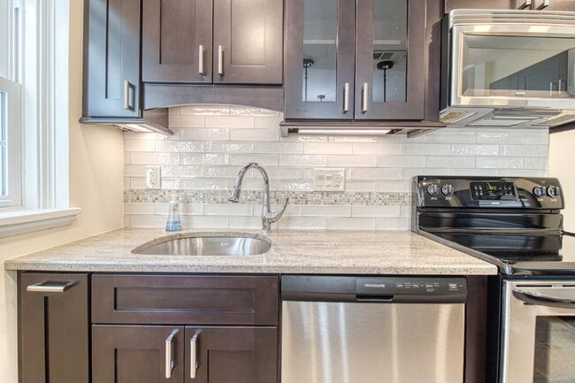 Building Photo - Discover Exceptional Townhouse Living!