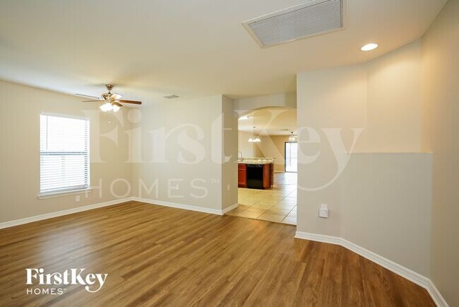 Foto del edificio - 708 Evening Shade Ln