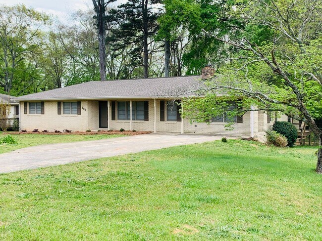 Foto del edificio - Wow, great location, newly renovated, 4 beds/2 bath, private fenced yard, sun room/office, must see!