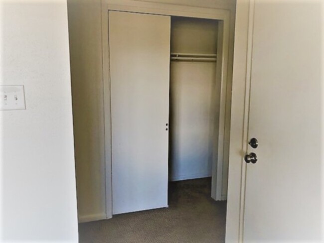 Building Photo - MOVE IN READY!! Charming 2 bedroom 1 bath ...