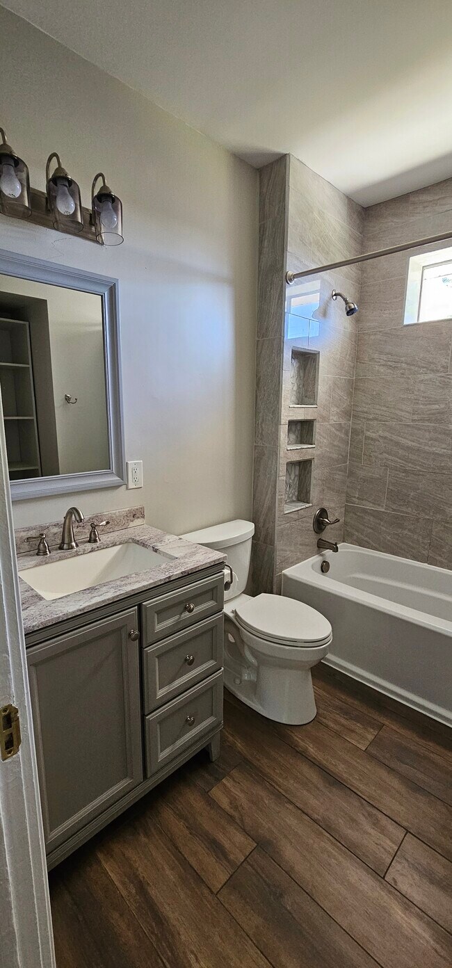 Building Photo - 19 Poplar St NE