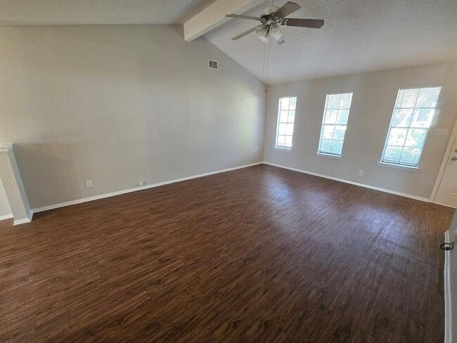 Building Photo - 702 Live Oak Dr