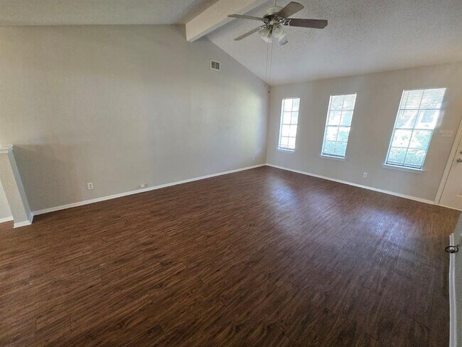 Foto del edificio - 702 Live Oak Dr