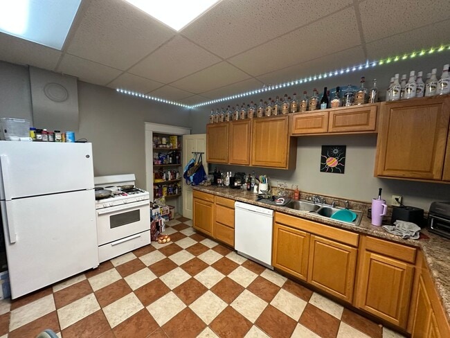 Building Photo - 4 Bedroom House Available Next to UC Campus