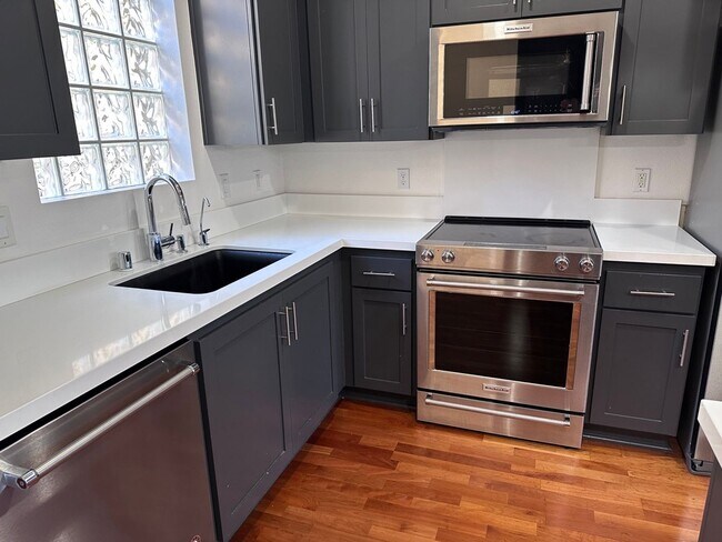 Foto del edificio - Gorgeous Modern 2 Bedroom 2 Bath Condo in San Jose's Japantown!