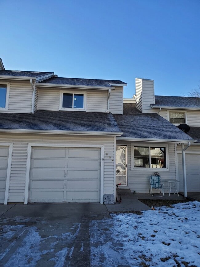 Building Photo - Lovely and Updated 2 Bedroom Condo With Ga...