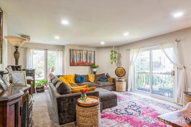 Building Photo - 217 Silver Ln