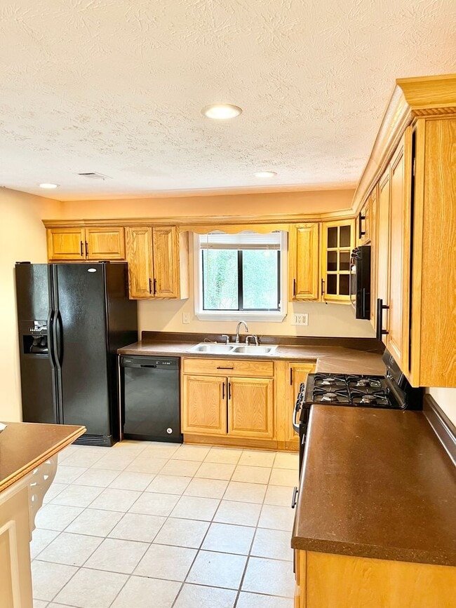 Building Photo - New Year Special! Amazing 4 Bedroom/2.5 Ba...