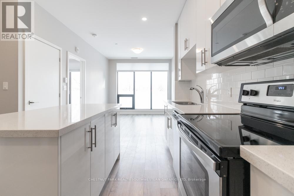 Primary Photo - 690-690 King St W
