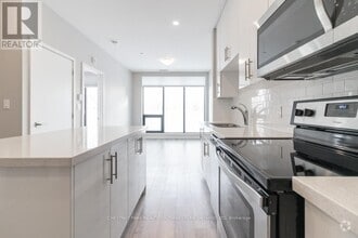 Building Photo - 690-690 King St W