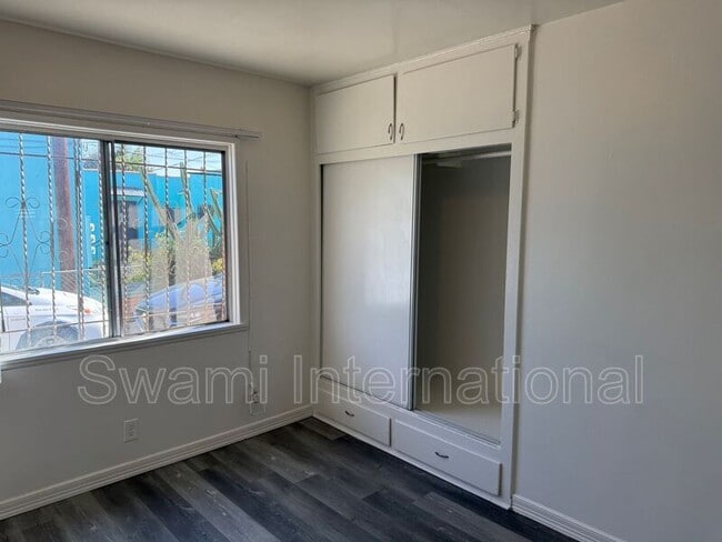 Foto del edificio - 1102 1/2 W. 92nd St.