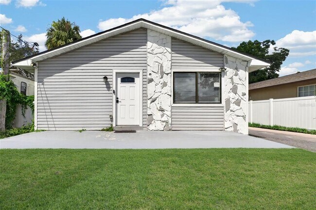 Building Photo - 8114 N Edison Ave