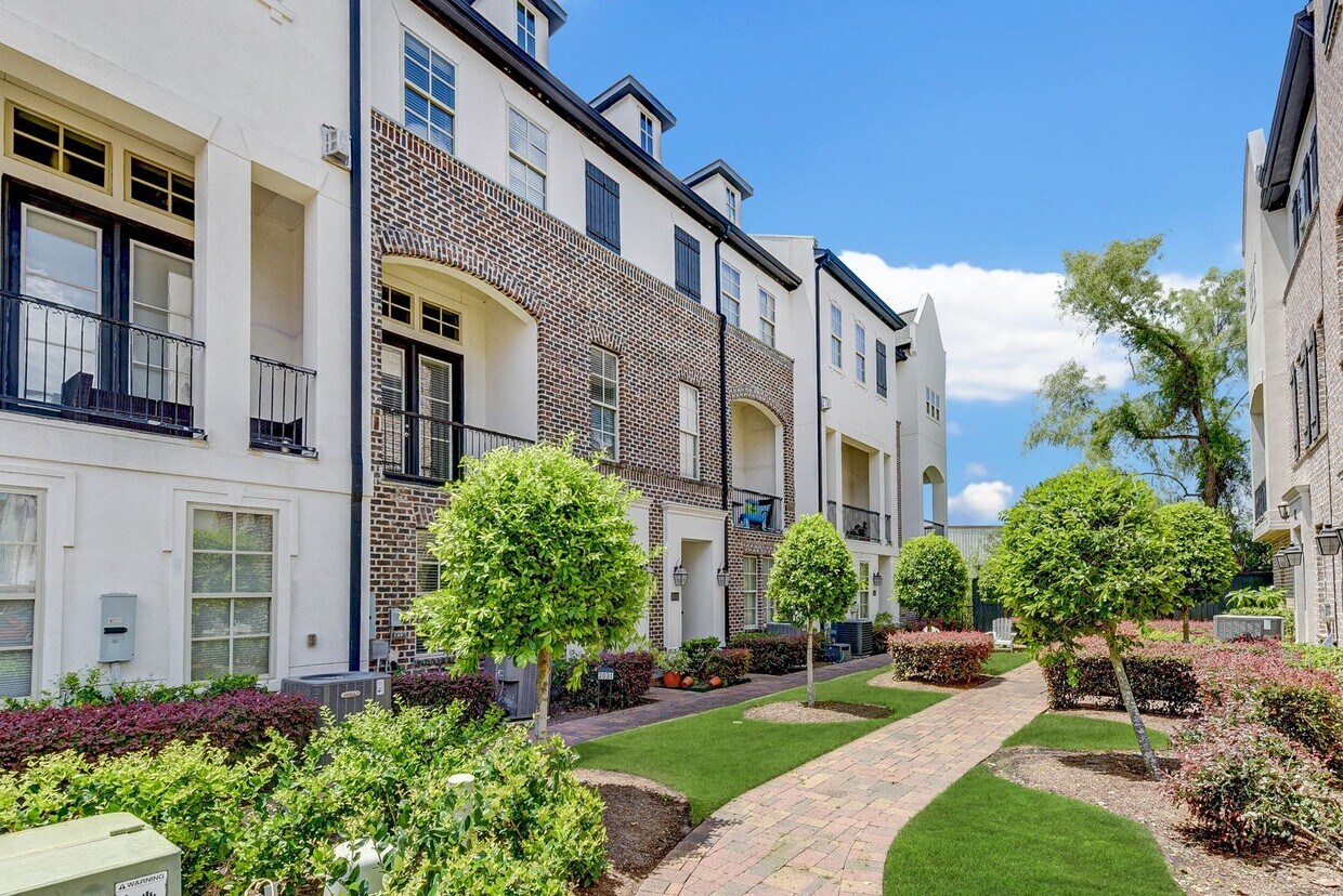 Primary Photo - Modern 3 bedroom/3.5 bathroom in a gated c...