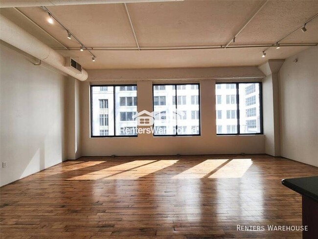 Building Photo - Centrally located in downtown, this 1 bedr...