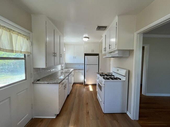 Building Photo - AVAILABLE NOW! 3+2 w/bonus room + applianc...