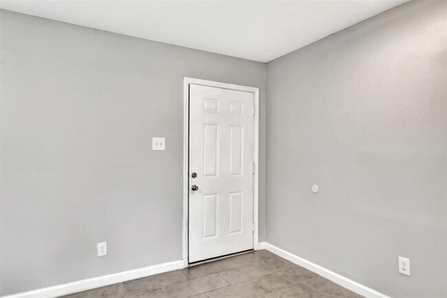 Building Photo - 801 Arbor Dr