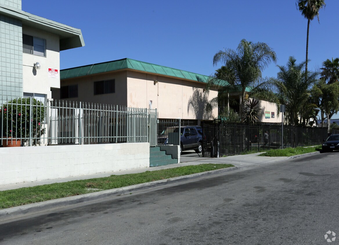 Foto principal - 1437-1443 W 105th St