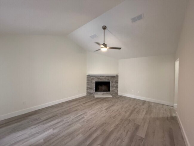 Foto del edificio - 2 Bedroom-Fully Remodeled, Includes Lawn C...
