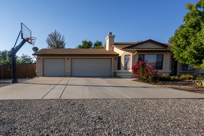 Foto del edificio - 7313 E Wren Dr