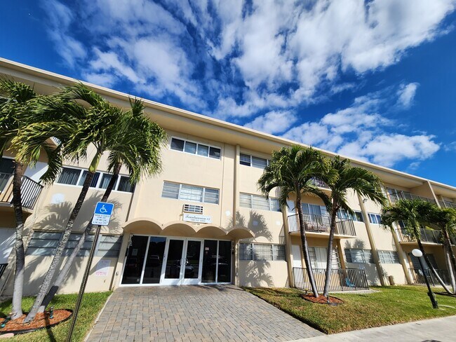 Foto del edificio - 1400 NE 169th St