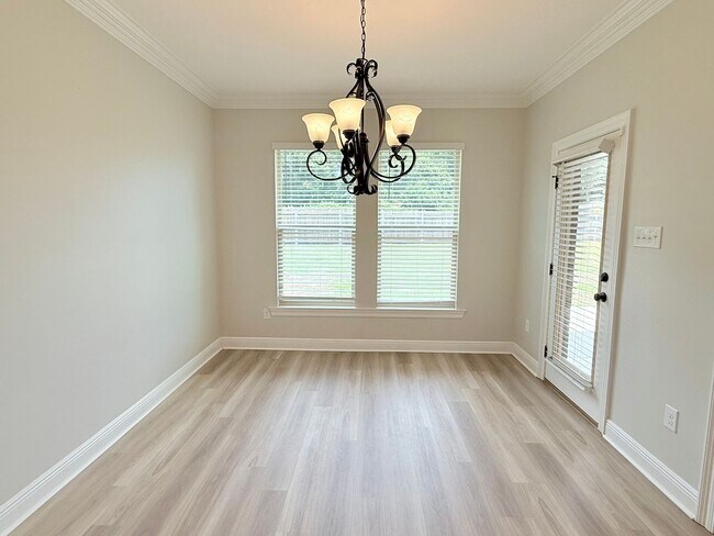 Foto del edificio - Modern 4 Bed/3 Bath - LVP Throughout