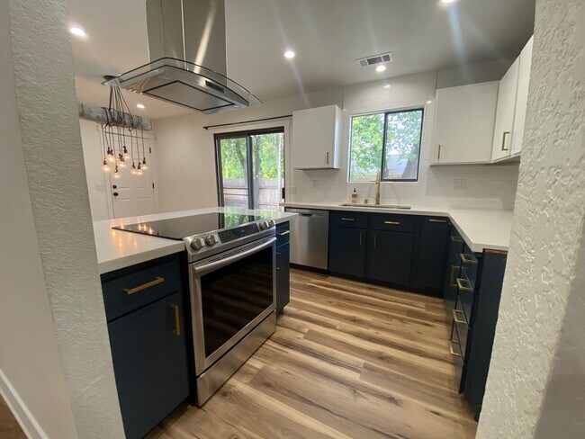 Foto del edificio - Recently Updated Corner Lot Home- Move in Today!