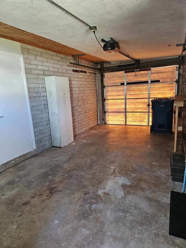 Building Photo - 3 bedroom 2 bath Single family home locate...