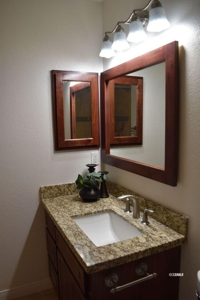 Foto del edificio - 4 bed 3 bath