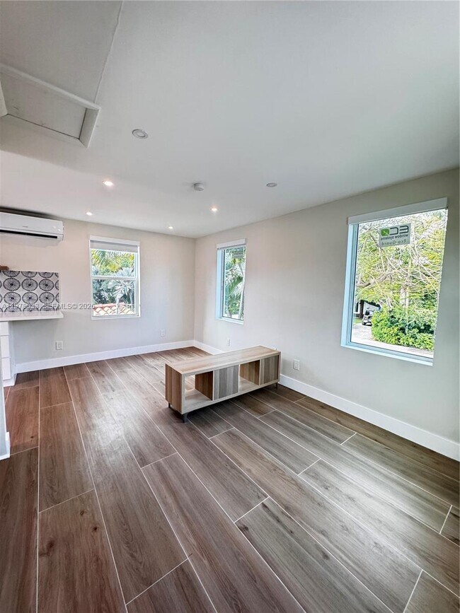 Building Photo - 2855 Royal Palm Ave