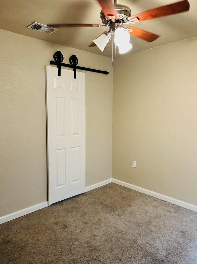 Foto del edificio - 2914 Lakeland Dr